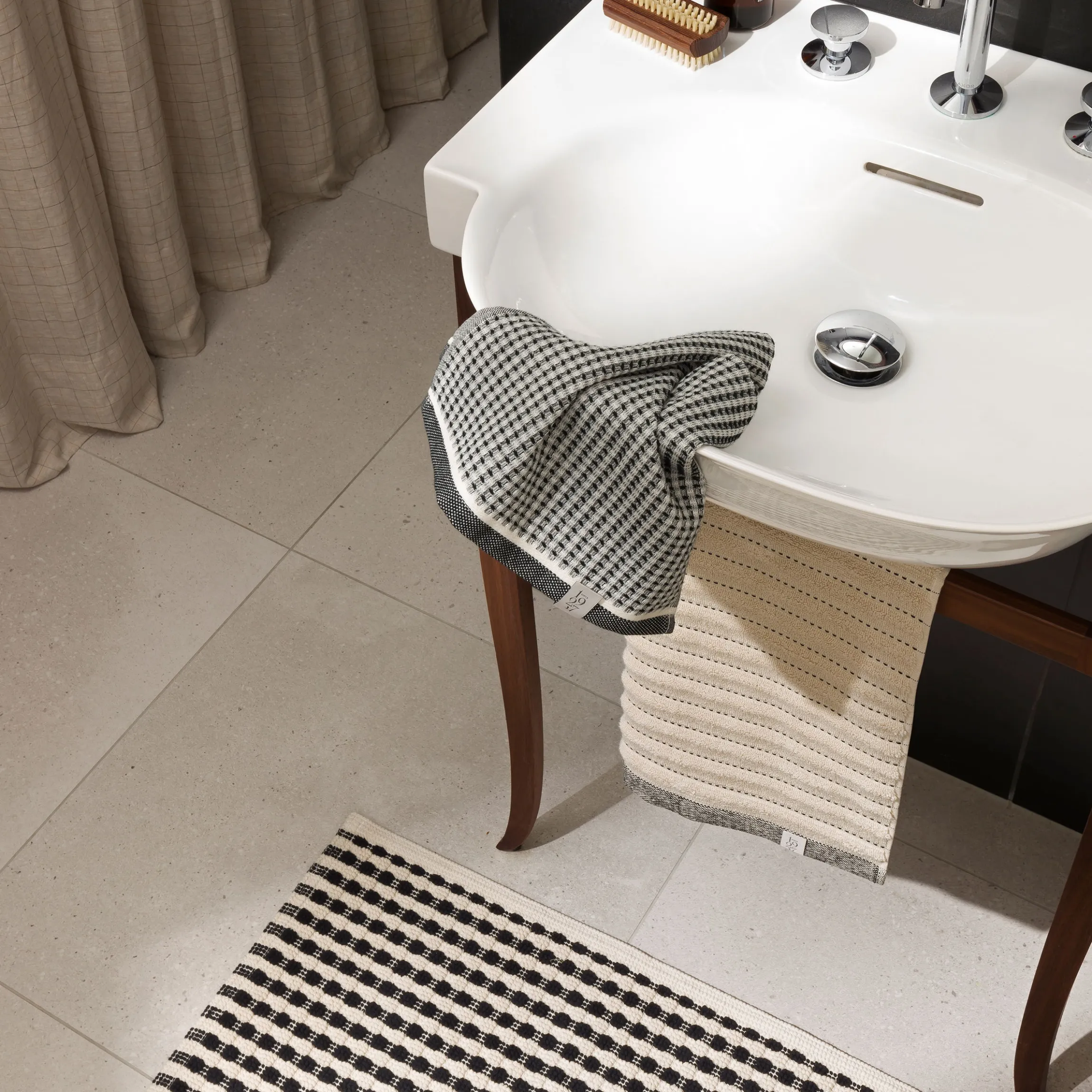 New Heritage Handtuch 45X90 cm(black/nature)